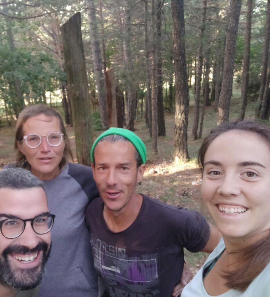 Veterinaria de fauna salvaje con el equipo del zoo del pirineo en el bosque trabajando unidos por los animales