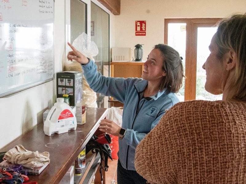 Veterinaria de fauna salvaje dirigiendo una sesión de formación continua para el personal del centro de rescate