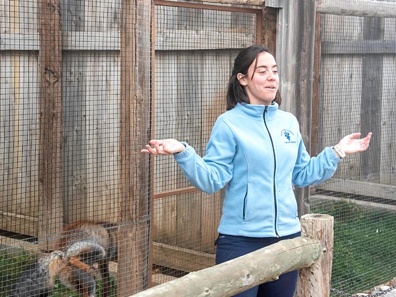 Veterinaria de fauna salvaje explicando a visitantes en actividades educativas y de concienciación en el refugio