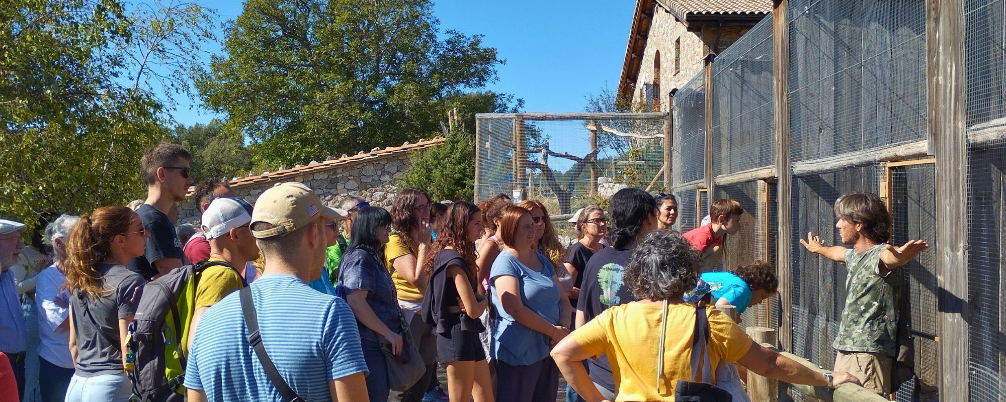 Encuentro anual de socios y padrinos del zoo de los pirineos con explicación en directo sobre los animales salvajes