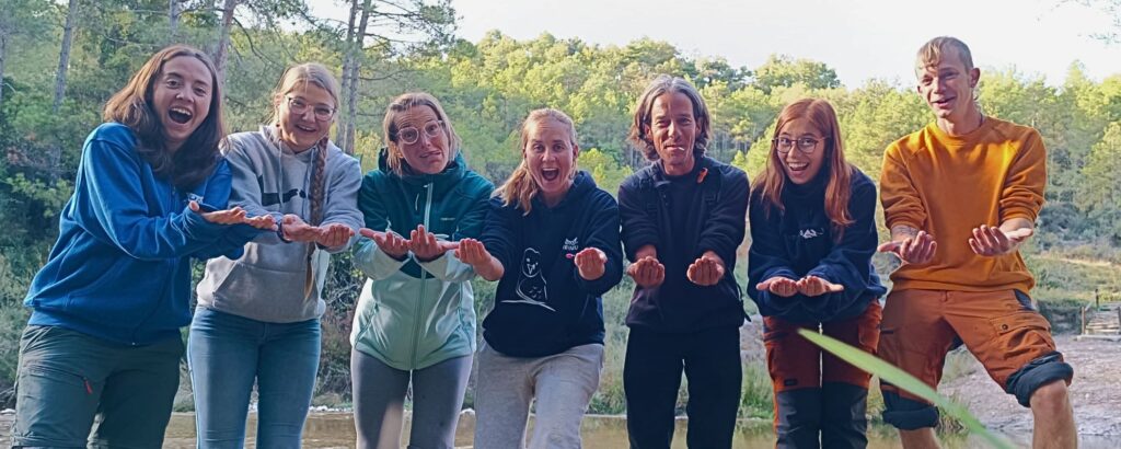Equipo de la fundació zoo del pirineu sonriendo y trabajando unido ejemplo del espíritu de colaboración en un trabajo en ong con impacto real en la protección de animales
