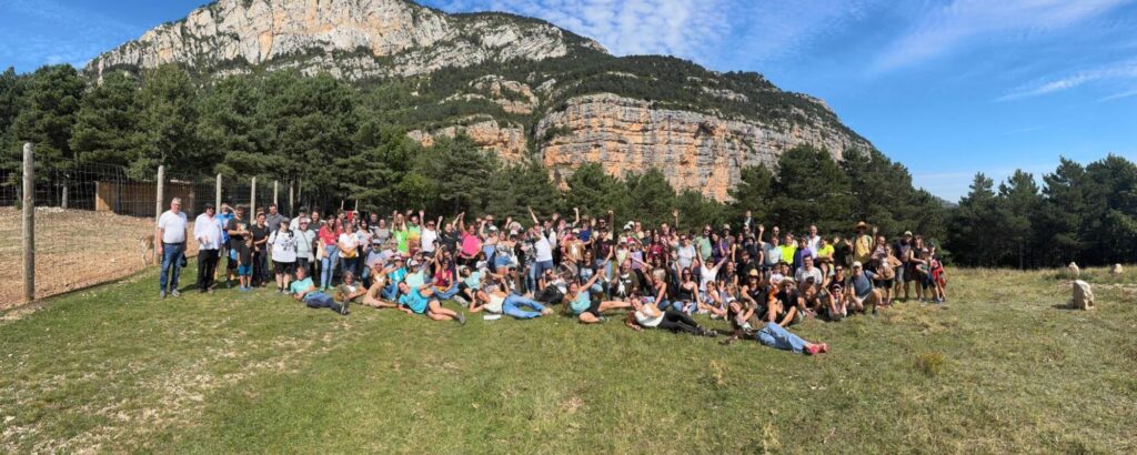 Visitantes y colaboradores del centro de rescate zoo del pirineu en un encuentro comunitario en cataluña